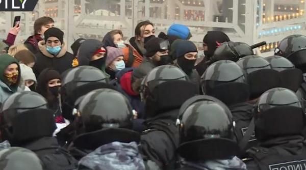 mii de manifestanti pro navalnii s au adunat la moscova politia a intervenit in forta cu lovituri de baston video