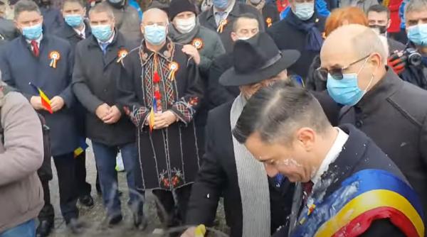 mihai chirica atacat cu iaurt in timpul ceremoniei video