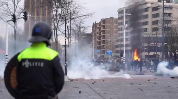 scene de razboi in olanda ciocniri violente intre protestatarii anti restrictii si politisti video