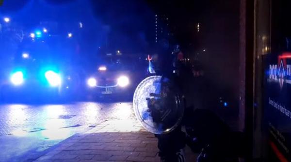 a doua noapte de revolte in mai multe orase din tarile de jos dupa impunerea noilor restrictii anti covid politia a folosit tunuri cu apa video