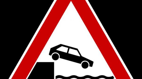 accident din cauza pierderilor de caldura si apa calda din bucuresti o masina a cazut intr o groapa