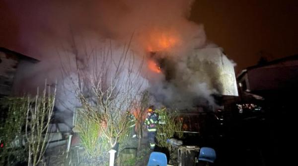 incendiu violent in capitala intervin noua autospeciale de pompieri