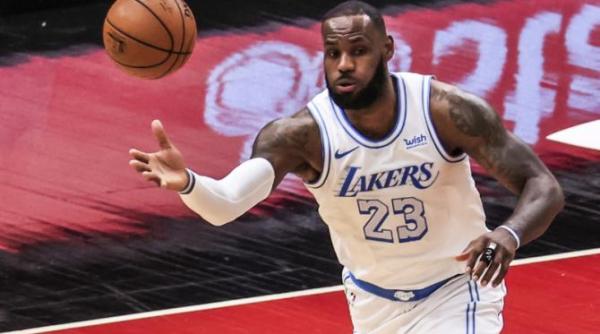 lebron james cel mai varstnic baschetbalist care sa inscrie 40 de puncte pentru lakers de la kobe bryant incoace