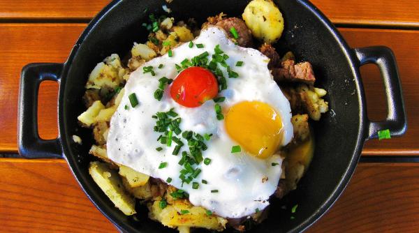 oua cu cartofi si carnati la tigaie mancarea rapida si delicioasa a romanilor