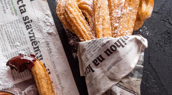churros de casa desertul spaniol servit cu sirop de ciocolata