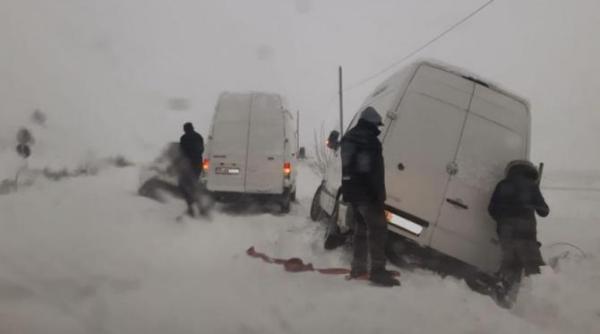 masini blocate trafic restrictionat se inchid drumuri viscolul va continua pana la noapte