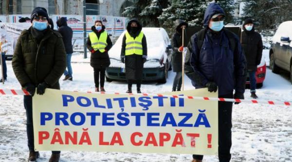 politist in lanturi imagine de la protestul sindicatelor din mai