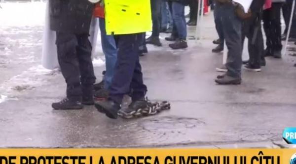 proteste impotriva guvernului citu protestatar cu lant la picioare suntem prizonierii incompetentei