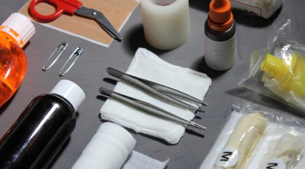 val de nereguli la spitalul din corabia fetita cu mana fracturata bandajata de medic peste tricou vasile barbu as matura cu ei pe jos