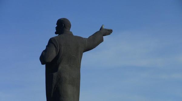 a fost data jos ultima statuie a lui lenin din ucraina foto
