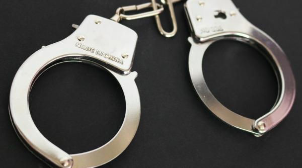 arges doi tineri de 19 si 17 ani baiat si fata au furat de 30 000 de lei din pitesti