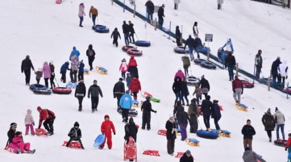 coada imensa la gondola din poiana brasov oamenii nu tin cont de regulile de distantare