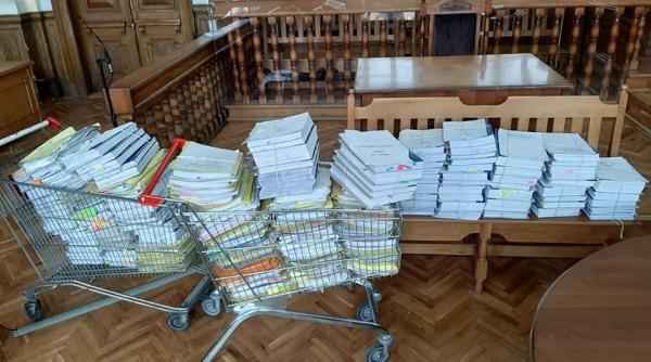 o judecatoare transporta dosarele cu carucioarele de la hipermarket patru carucioare pentru o singura zi