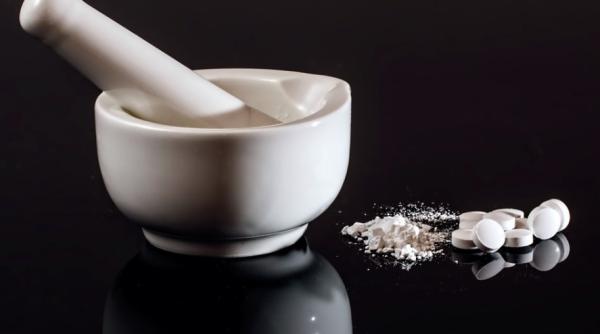 o pitesteanca de 28 de ani care a ascuns droguri in zona intima si stomac a primit trei ani de inchisoare