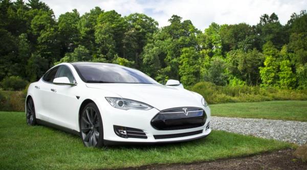 tesla se intrece cu xbox si playstation model s va veni cu un sistem de gaming capabil sa ruleze the witcher 3