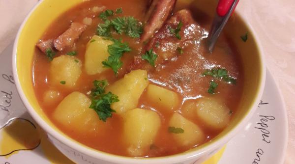 tocanita de cartofi cu costite afumate reteta traditional romaneasca