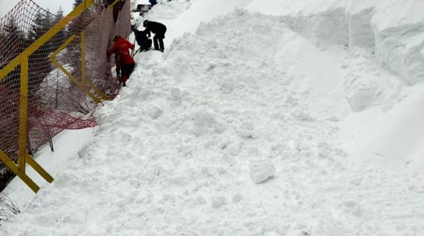 drum inchis din cauza unei avalanse  drumarii actioneaza pentru deszapezire
