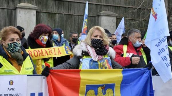 protest de amploare la targu jiu  sute de persoane scandeaza in fata prefecturii