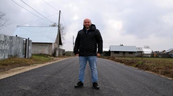 un primar din dambovita face campanie din usa in usa pentru a convinge lumea sa se racordeze la reteaua de gaze