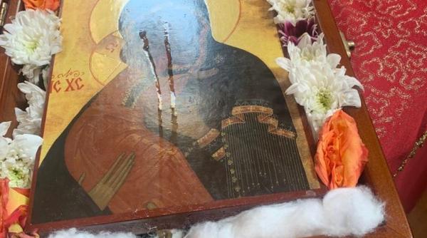 un student la teologie s a rugat la icoana iar fecioara maria a inceput sa planga este o minune icoana se afla acum in alba iulia