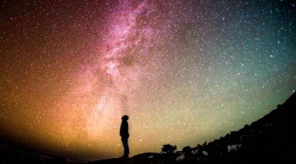 carte despre o posibila viata extraterestra  publicata de un astrofizician de la harvard