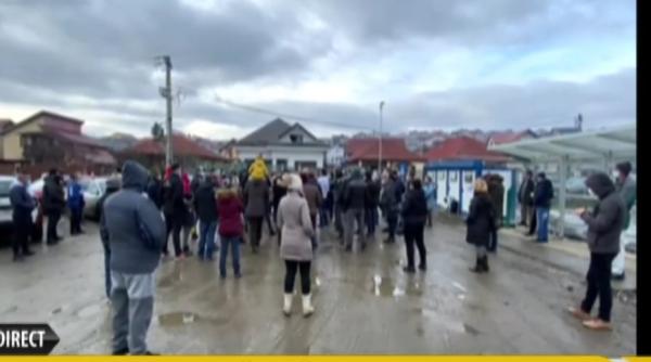 protest intr o localitatea din cluj zeci de oameni revoltati de faptul ca nu au drumuri si nici canalizare