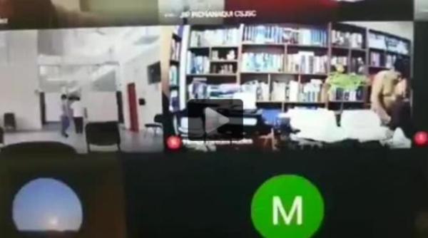 avocat prins in timp ce intretinea relatii sexuale dupa ce a uitat camera de la laptop aprinsa