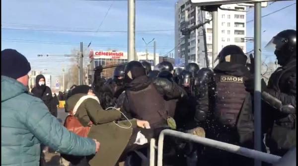 proteste impotriva lui putin in celeabinsk oamenii sunt batuti cu bate de politisti autoritatile au inchis strazi si statii de metrou