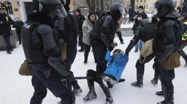 proteste in rusia un barbat si a dat foc in centrul moscovei arestarile au ajuns la 4 500