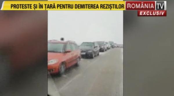 sute de masini blocate la munte turistii fac cale intoarsa