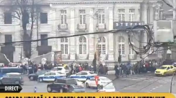 aglomeratie la burgeri gratis in piata romana din capitala jandarmeria intervine