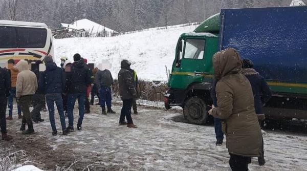 autobuz plin cu pasageri implicat intr un accident in neamt trafic blocat pe dn 15b