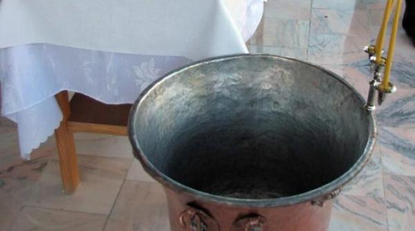 bebelus mort la botez  arhiepiscopia sucevei si radautilor reactioneaza