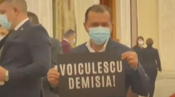 pancarte in parlament voiculescu demisia lider psd sa fiu sincer am copiat usr viata le plateste cu aceeasi masura