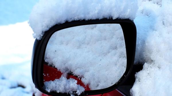 viral un jandarm din iasi a coborat din dubita si a deszapezit o masina sub privirile soferilor