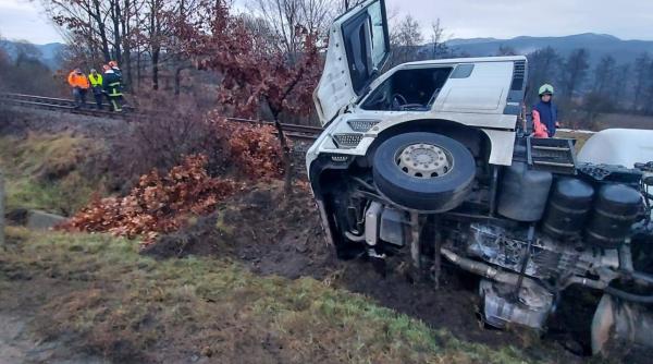 accident pe dn 13a cisterna plina cu combustibil rasturnata la sarateni