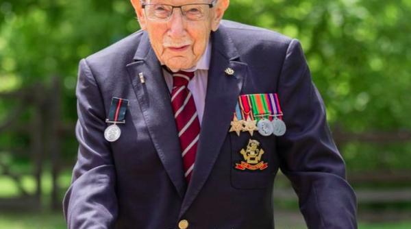 capitanul tom moore a murit de covid 19 la 100 de ani