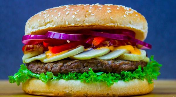 mcplant lansat in danemarca si suedia burger ul de la mcdonald s cu carne vegetala testeaza piata