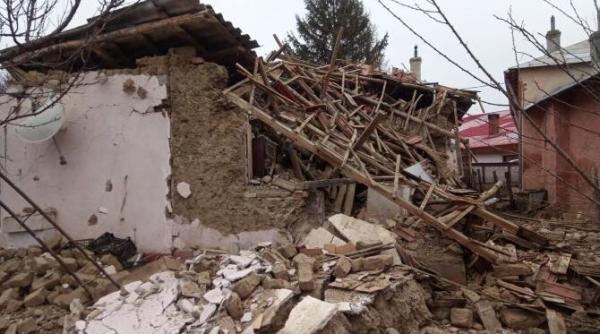 o casa a sarit in aer in teleorman  doi batrani  salvati de sub daramaturi