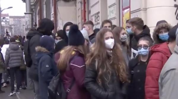 tinerii la coada la burgeri gratis ce nu ati inteles despre o generatie