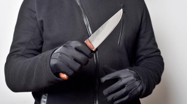 violator in serie retinut de politisti isi ameninta victimele cu un cutit