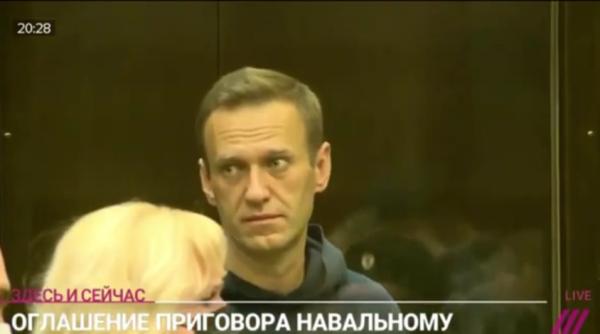 alexei navalnii condamnat la inchisoare gestul pe care l a facut opozantul in timpul procesului viral pe retele de socializare foto