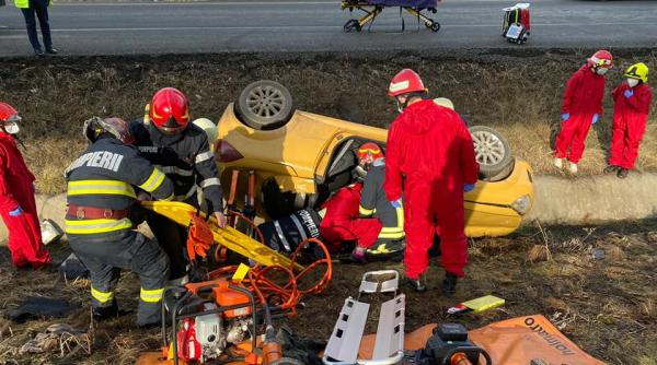 femeie incarcerata salvata de pompieri dupa ce s a rasturnat cu masina intr un canal foto