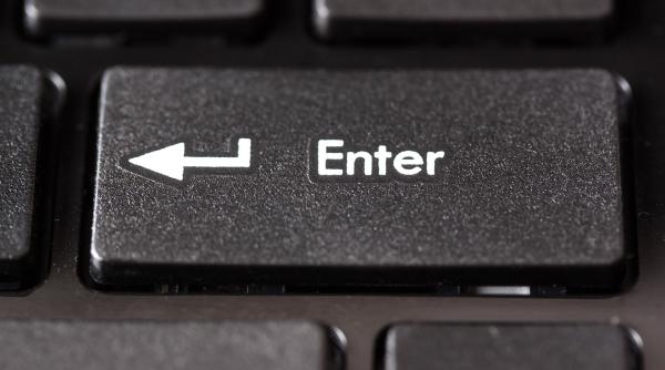 fosta ospatarita angajata la apele romane a apasat pe ecranul calculatorului sa dea enter