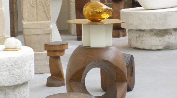 lift realizat dupa sculptura pasarea maiastra a lui brancusi premiul i la concursul elevator world project of the year 2021 foto