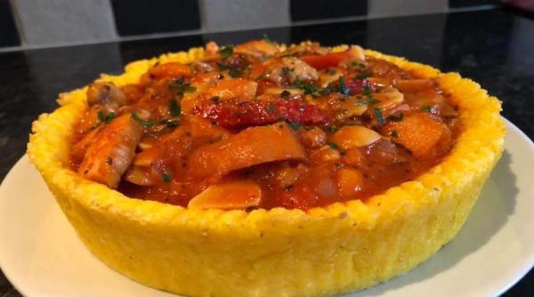 tarta de mamaliga cu sos de rosii ciuperci si piept de pui afumat