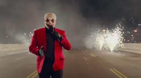 the weeknd cu fata acoperita de bandaje explicatia artistului o reflectie asupra culturii absurde a celebritatii de la hollywood