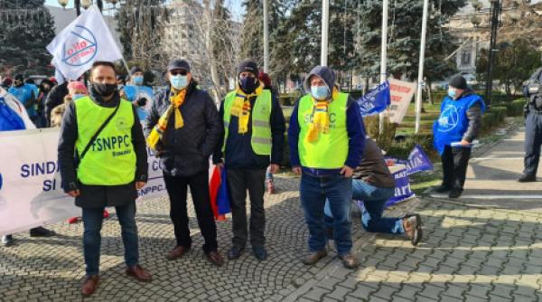 cartel alfa protest in fata ministerului muncii