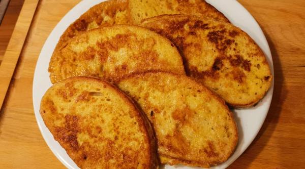 cum se fac friganelele sau painea prajita cu ou reteta delicioasa pentru micul dejun