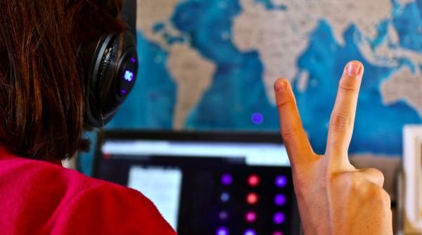 the verge daca incepeti cursuri online asigurati va ca profesorul vostru este in viata